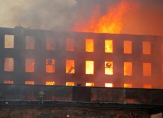 Беглов призвал восстановить сгоревшее здание Невской мануфактуры