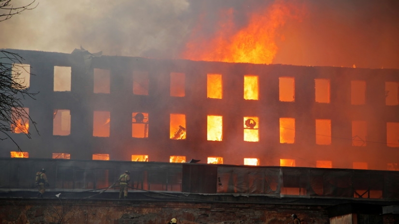 Беглов призвал восстановить сгоревшее здание Невской мануфактуры