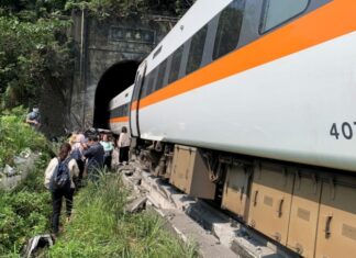 Число жертв крушения поезда на Тайване возросло до 41