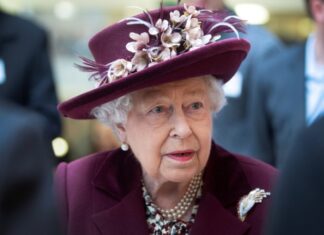 Елизавета II вернулась к исполнению обязанностей после смерти супруга