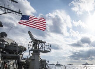 Корабль ВМС США открыл предупредительный огонь из-за иранских катеров