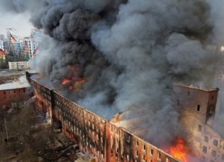 Минобороны подключилось к тушению пожара на Невской мануфактуре