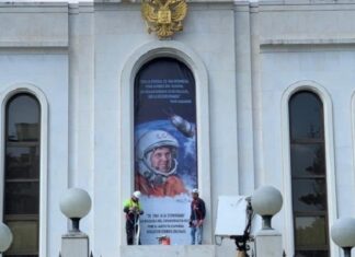 На российском посольстве в Мадриде появился портрет Гагарина