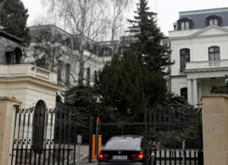 Неизвестные облили кетчупом стены генконсульства России в Чехии