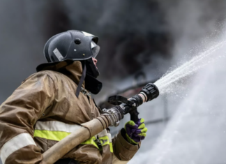 В Биробиджане тушат пожар на городской свалке на площади 15 га