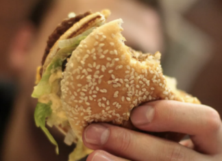 В России предложили маркировать фастфуд предупреждениями о его вреде