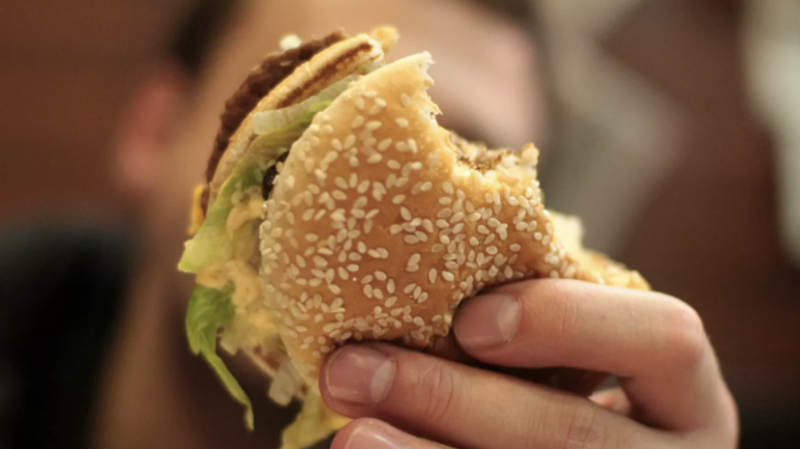 В России предложили маркировать фастфуд предупреждениями о его вреде