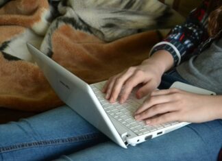 В России предложили обучать школьников безопасному поведению в соцсетях