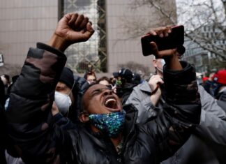 В США присяжные признали экс-полицейского виновным в убийстве Флойда