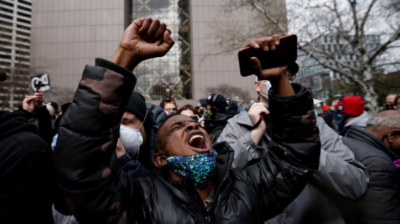 В США присяжные признали экс-полицейского виновным в убийстве Флойда