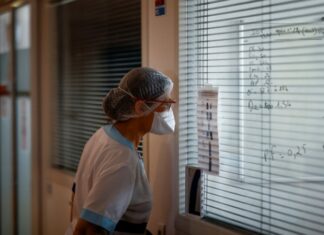 Во Франции за сутки выявили более восьми тысяч случаев коронавируса