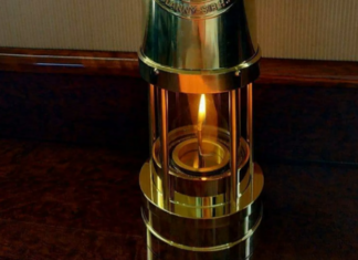 Благодатный огонь доставили в Москву