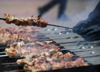 Диетолог рассказала, какие правила нужно соблюдать во время похода на шашлыки