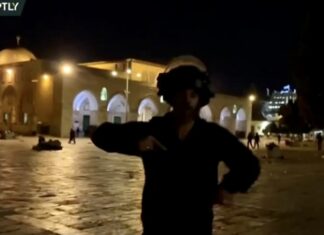 На оператора Ruptly, снимавшего беспорядки у мечети в Иерусалиме, напал израильский силовик