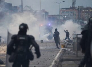 В Колумбии в ходе беспорядков пострадали более 200 полицейских