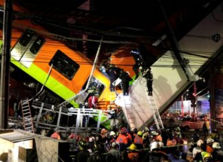 В Мехико обрушился метромост с находившимся на нём поездом