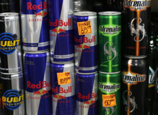 В России предложили на федеральном уровне запретить продажу энергетиков несовершеннолетним