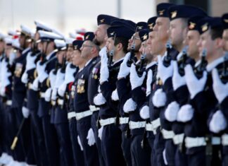 Во Франции военные поддержали предупредивших о распаде страны генералов