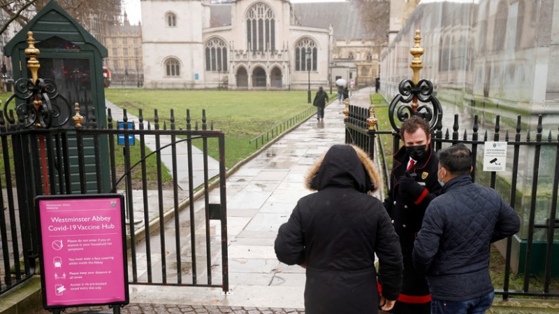 За сутки в Британии зафиксировали 2047 случаев коронавируса