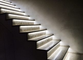 Лестница из кварцевого алгомерата: преимущества