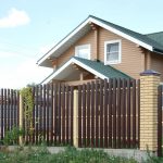 Преимущество заборов из металлического штакетника