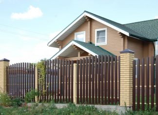 Преимущество заборов из металлического штакетника