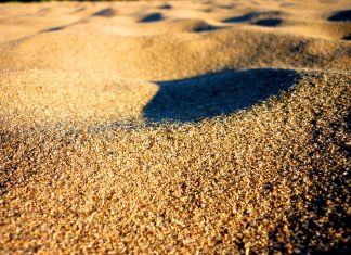 Песок сеяный: особенности и его применение