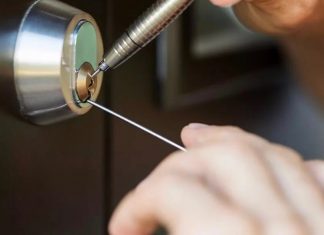 Куда обратиться если заклинило замок