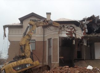 Как проходит демонтаж коттеджа