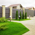 Евроштакетник или профнастил: что лучше для забора?