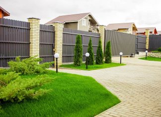 Евроштакетник или профнастил: что лучше для забора?