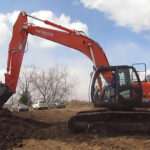 Гусеничный экскаватор: медленно, но верно