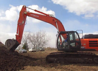 Гусеничный экскаватор: медленно, но верно