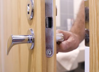 Как открыть замок входной металлической двери в Москве?