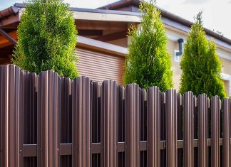 Металлический штакетник: как подобрать и рассчитать самостоятельно