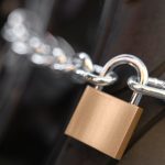 Как снять замок с входной двери?