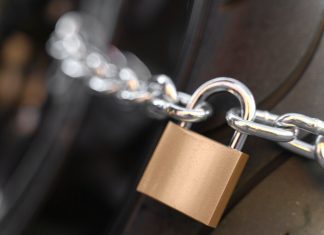 Как снять замок с входной двери?