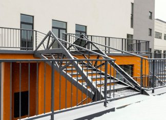 Качественный металлический каркас лестницы на одном косоуре