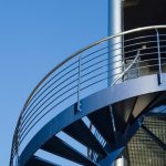 Полувинтовые лестницы: советы и особенности