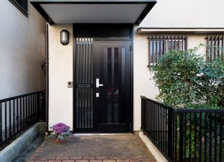 Входные двери для дома: как выбрать идеальную защиту и стиль