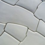 Кварцвиниловая плитка: почему она стала звездой современного ремонта