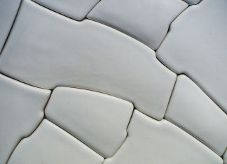 Кварцвиниловая плитка: почему она стала звездой современного ремонта