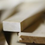 Алюминиевые плинтусы: стильный щит для вашего интерьера в Москве и МО