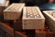 Кирпичная кладка обрушилась на рабочего в Минске