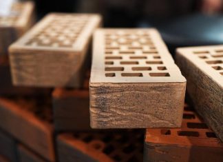 Кирпичная кладка обрушилась на рабочего в Минске