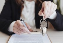 Минстрой России предложил усилить контроль за риелторами после дела Долиной