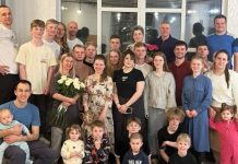 От поколения к поколению: Ирина Махова из Ленинградской области получила орден «Мать-героиня»