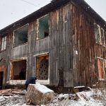В Красноярской Покровке сносят 67-летний дом (видео)