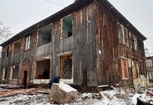 В Красноярской Покровке сносят 67-летний дом (видео)