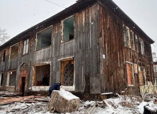 В Красноярской Покровке сносят 67-летний дом (видео)
